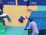 Trọng tài hú hồn khi vợt bóng bàn văng vào người