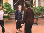 Cụ bà cười tít mắt khi xem con cháu chơi nhảy dây