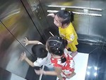 3 em bé khóc thét trong thang máy vì không biết mở cửa