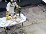 Gia chủ vừa thắp nhang xong thì bị ‘cô hồn sống’ giật mất gà cúng