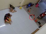 Cô gái hú hồn quăng điện thoại khi nghe tiếng sấm