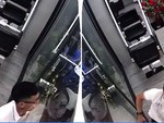 Chàng trai đeo kính cận đập mặt vào cửa kính cường lực