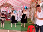 Chàng trai đỏ mặt khi bạn gái bắt được hoa cưới