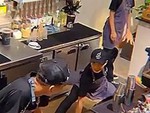 Nam nhân viên tưởng mình là người Nhện