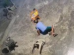 Bé trai ngơ ngác khi thấy ông ngồi ghế bị ngã