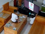 Mẹ hú hồn khi con gái cầm gậy kéo đổ tivi