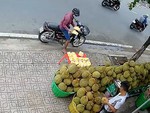 Chàng trai ngơ ngác khi bị thanh niên đi xe máy cướp sầu riêng