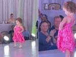 Bé gái đi catwalk thần thái chuyên nghiệp