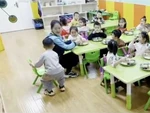 Cô giáo cười mãn nguyện khi trò lấy ghế cho ngồi