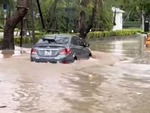 Ôtô chết máy nổi lềnh bềnh vì tài xế liều lĩnh lái vào đường ngập