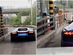 Tài xế Lamborghini 'khổ sở' khi qua trạm thu phí
