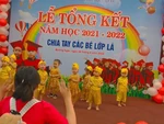 Cô giáo mầm non bất lực vì trò đứng ngơ ngác khi diễn văn nghệ