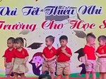 Các trò đứng ngơ ngác khi lên sân trên sân khấu biểu diễn văn nghệ