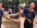 Chàng trai rùng mình khi ăn xoài chua