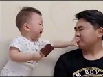 Bố lỡ cắn miếng kem bị con trai bắt đền
