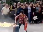Người phụ nữ tập huấn dập lửa bình gas khiến đám đông phì cười