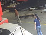 Chàng trai đi khập khiễng trêu ngươi nữ đồng nghiệp què chân
