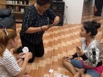 Mẹ chồng nổi quạu khi chơi bài thua vì phải quỳ hoài