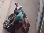 Người đàn ông khổ sở với bạn say rượu không leo nổi lên xe máy