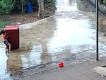 Bé gái tất tả dọn đồ chạy trời mưa