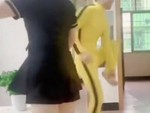 'Lý Tiểu Long' sưng chân vì đùa nhây với vợ