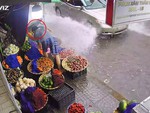 Chàng trai xả rác bừa bãi bị ôtô tạt nước bẩn vào người