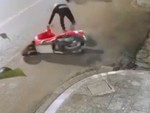 Tên trộm đánh vật với chiếc Attila vì không biết xe khóa phanh đĩa