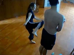 2 vợ chồng trẻ đùa giỡn tỉ thí võ công ở trong nhà