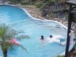 Pha cứu mỹ nhân đi vào lòng nước của nhiếp ảnh gia