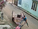 Chàng trai cười tỉnh bơ sau khi lái máy cày tông sập tường