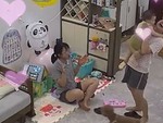Mẹ vui sướng khi thấy những bước đi đầu đời của con