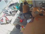 Thợ sửa xe khổ sở đánh vật với chiếc xe máy
