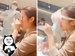 Chàng đầu bếp trổ tài nhào bột làm nữ khách hú hồn