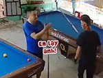 Chàng trai chắp tay lạy trước siêu phẩm bida 3 băng của bạn