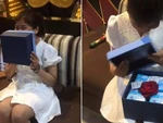 Cô gái ngượng đỏ mặt trước món quà sinh nhật của nhóm bạn thân