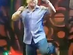 Người đàn ông ngã sấp mặt trên sân khấu khi nhún nhảy hát karaoke