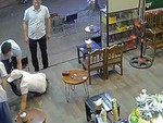 Nữ nhân viên hoảng hồn với khách say thuốc lào nằm vật dưới nền nhà