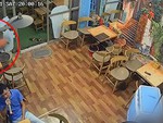 Khách ngồi hát karaoke hú hồn khi quạt treo tường rơi