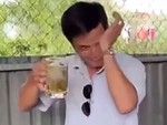 Người đàn ông mếu máo vì bị ép uống bia