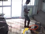 Chồng nhanh chân lượm tiền rơi của vợ