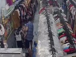 Bố não cá vàng tìm con đang bế trên tay