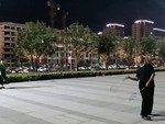 Người đàn ông đánh cầu lông nhẹ nhàng như múa ba lê
