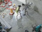 2 vợ chồng tỉ thí võ công để giành lại vị trí 'nóc nhà'
