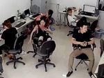 Cô gái ngồi gác chân lên ghế ngã dập mông