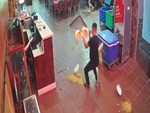 Pha bê đồ ăn 'mất 3 ngày lương' của nam nhân viên quán nhậu