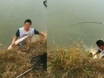 Chàng trai tiếc ngẩn ngơ vì để tụt mất cá khủng