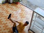 Chú chó báo hại sen ngã dập mông