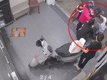 3 cô gái khổ sở khi dắt xe máy xuống đường