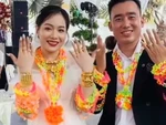 Cô dâu chú rể cười xỉu với quà cưới của đám bạn thân