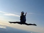Cô gái nhảy dù múa ba lê trên bầu trời